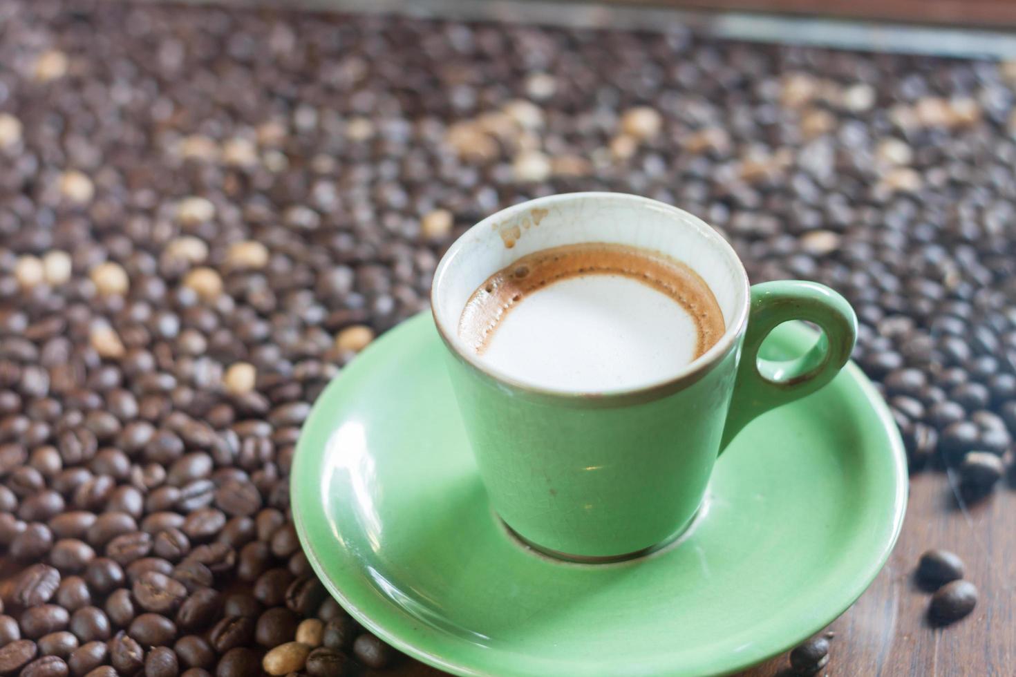 Nahaufnahme einer grünen Kaffeetasse foto