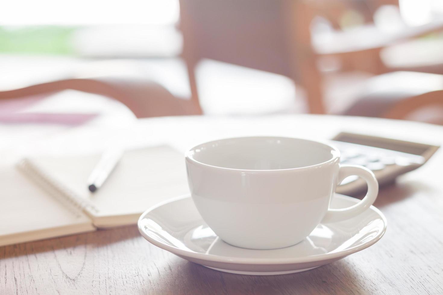 weiße Kaffeetasse in einem Café foto