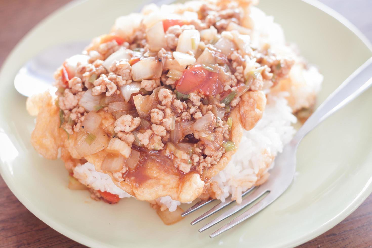 Nahaufnahme eines Tellers mit Tomatensauce und gebratenem Schweinefleisch foto