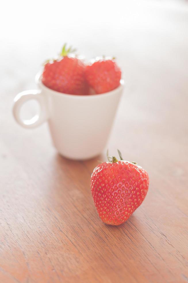 rote Erdbeeren auf einem Holztisch foto