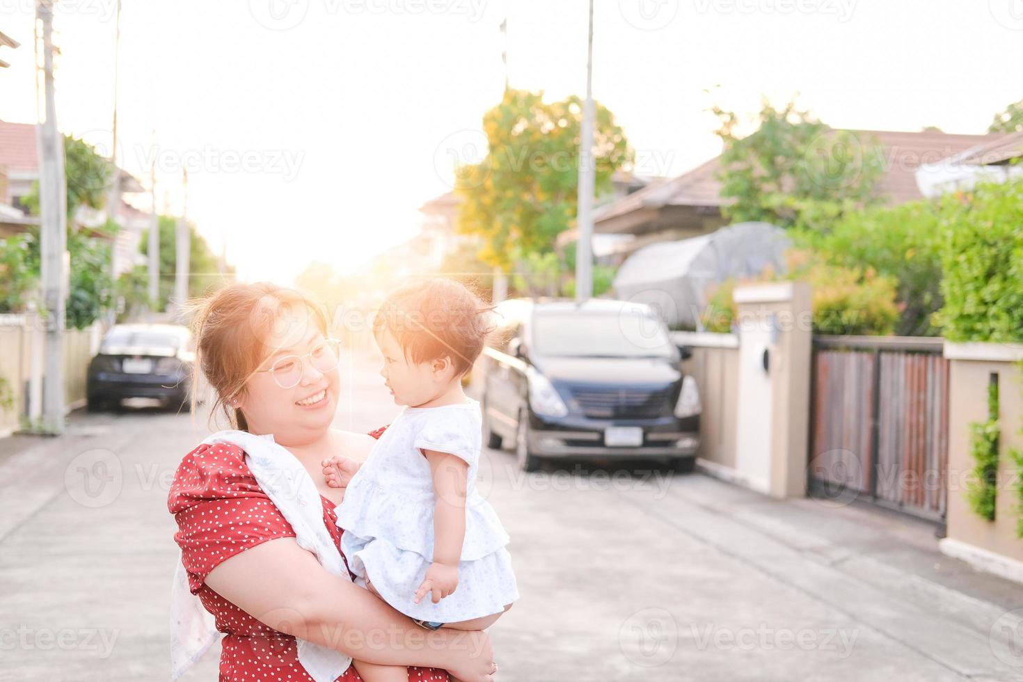 asiatisches neugeborenes baby kind blickkontakt mit mutter niedlichkeit von kindern mit glücklicher familie auf weicher matratze metapher lebendes leben gesunder lebensstil süß von kind baby produkte gesundheitsprodukte für mutter und baby foto