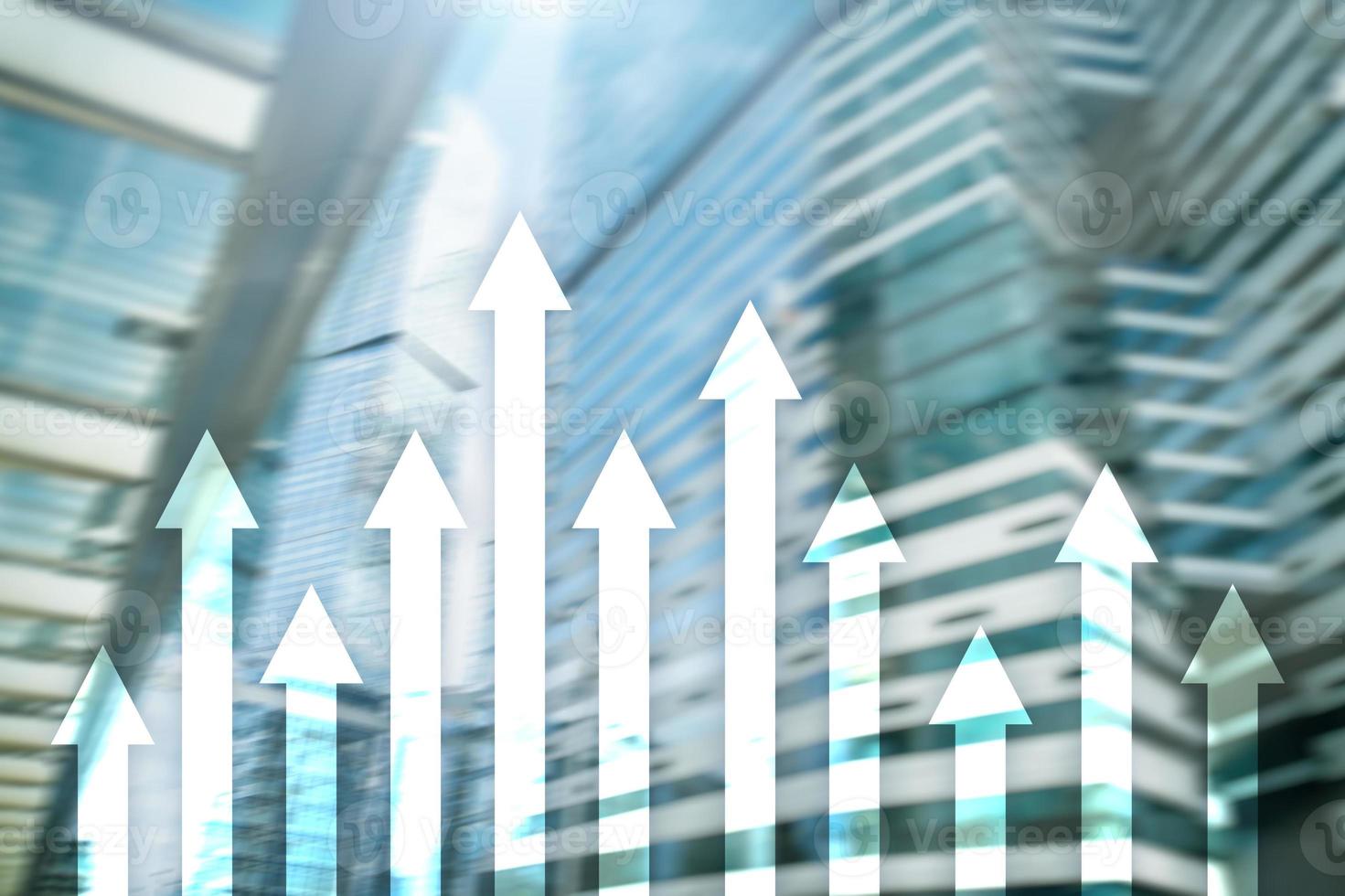 Pfeil nach oben-Diagramm auf Wolkenkratzer-Hintergrund. Investitions- und Finanzwachstumskonzept. foto