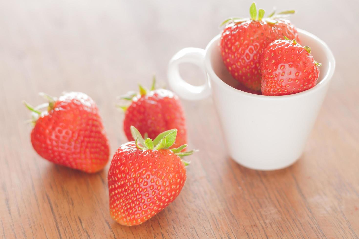 Erdbeeren in einer Tasse foto