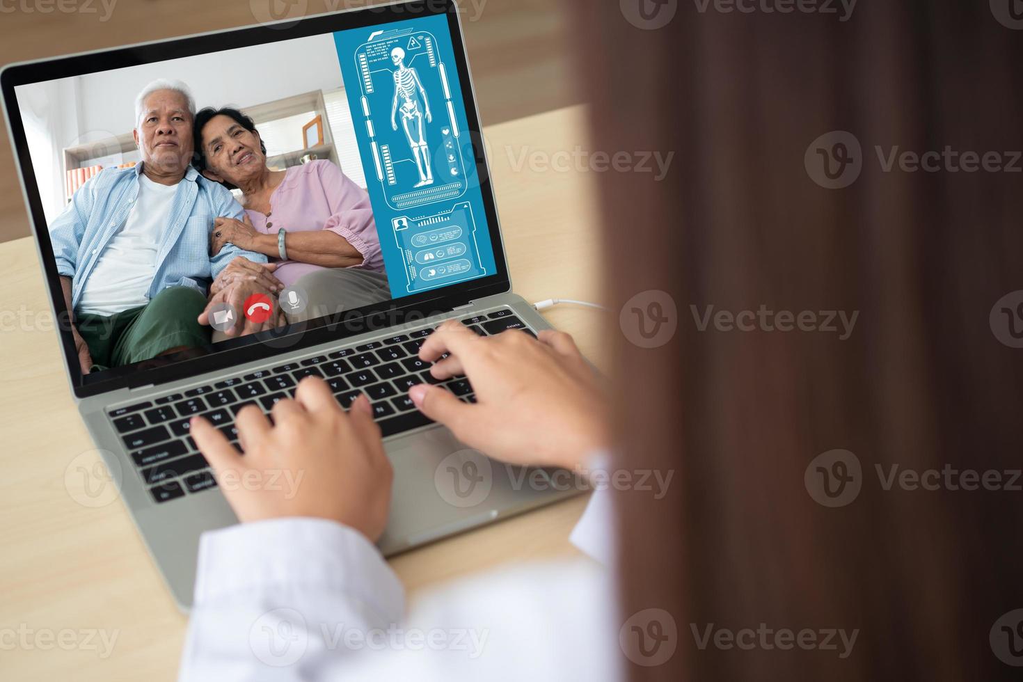 online-videokonferenz des arztes mit dem alten älteren patienten zur überwachung und anfrage nach symptomen der krankheit und beratung und konsultation von gesundheitsversorgung, telemedizin und telegesundheitskonzept. foto