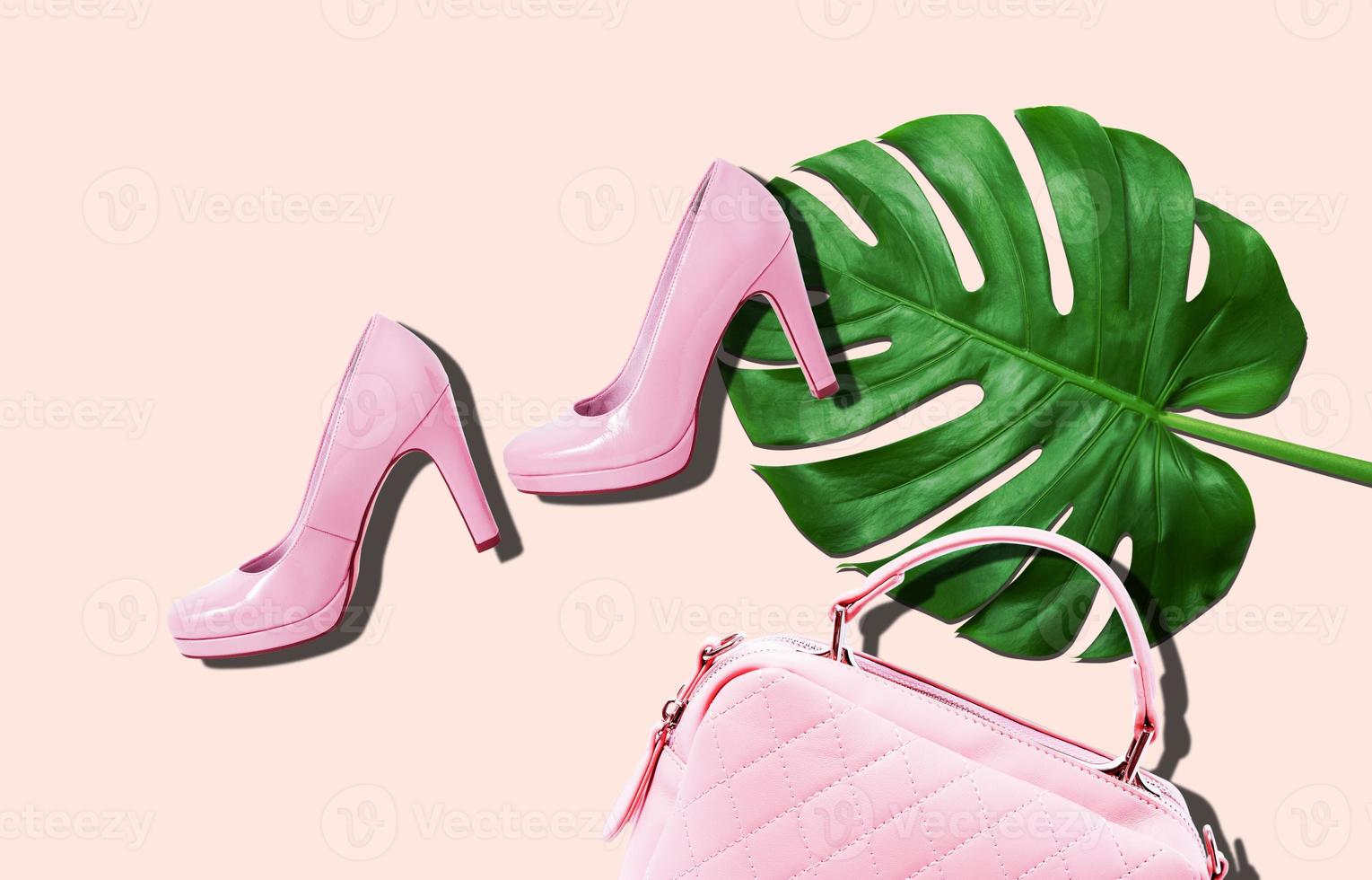 stilvolle frauenaccessoires, handtaschenkupplung, glamouröse rosa schuhe auf buntem hintergrund. Accessoires für Sommerkleidung. foto