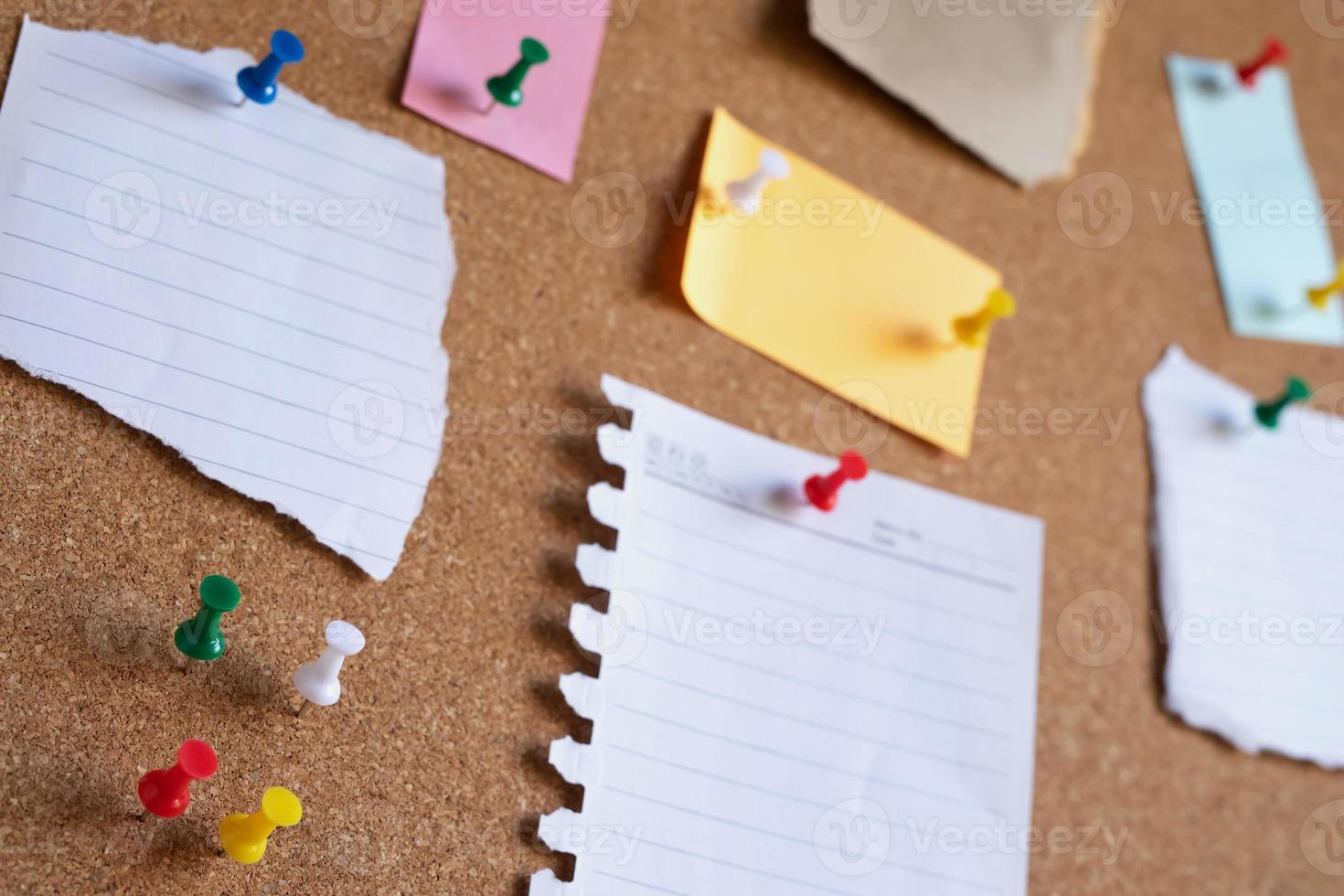 Sammlung von bunter Vielfalt. Papier-Notizblock-Erinnerungs-Haftnotizen Pin-Papier gelb auf Pinnwand aus Kork foto