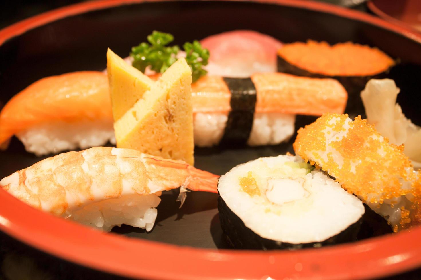 Nahaufnahme eines Sushi auf einem schwarzen Teller foto