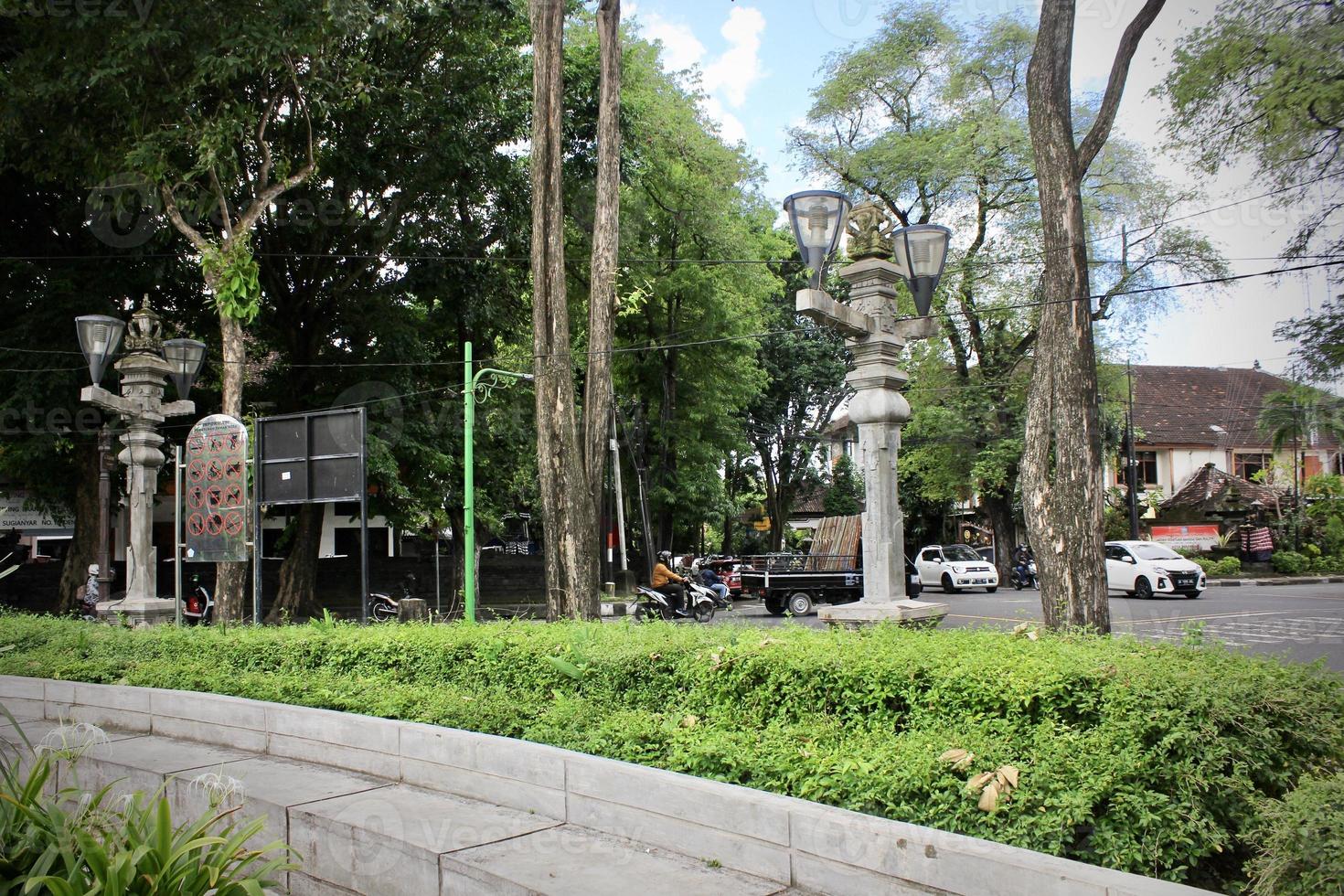 ein Straßenlaternenmast, der in einem Parkgebiet in Denpasar so ästhetisch ist. foto