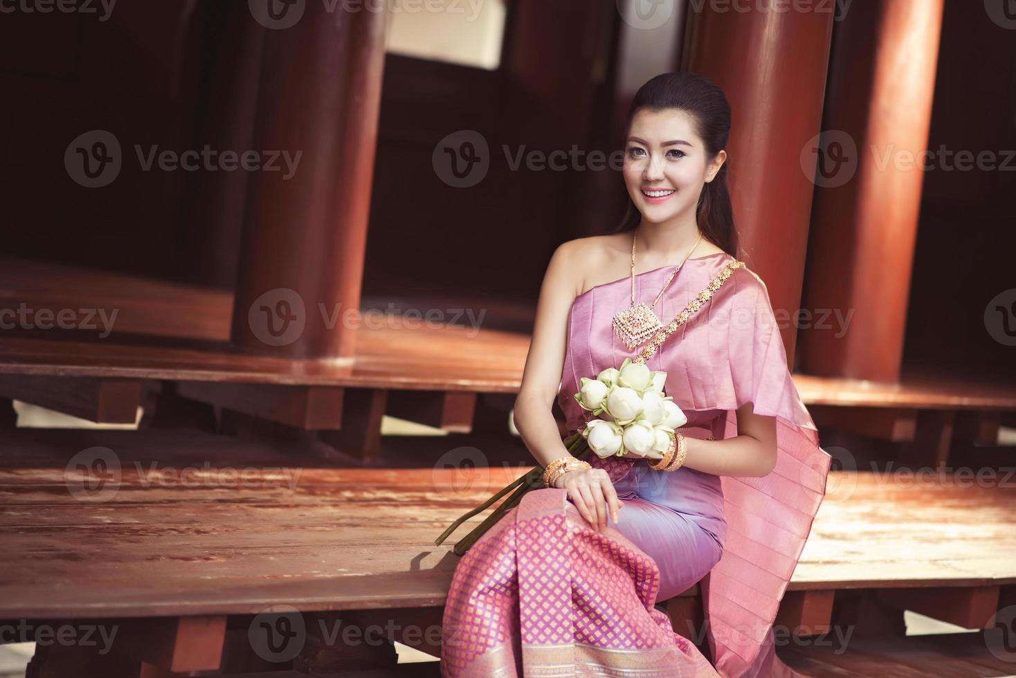 schönes thailändisches Mädchen in traditioneller thailändischer Tracht foto