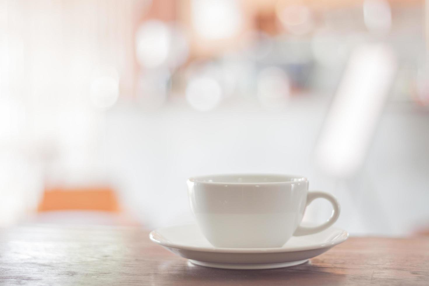 weiße Kaffeetasse auf einem Holztisch foto
