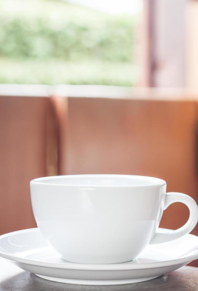weiße Kaffeetasse auf einem Tisch foto