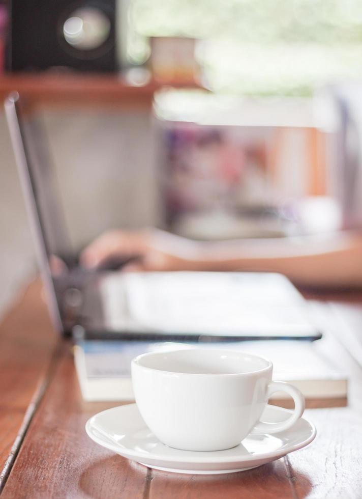 Kaffeetasse auf einem Tisch foto