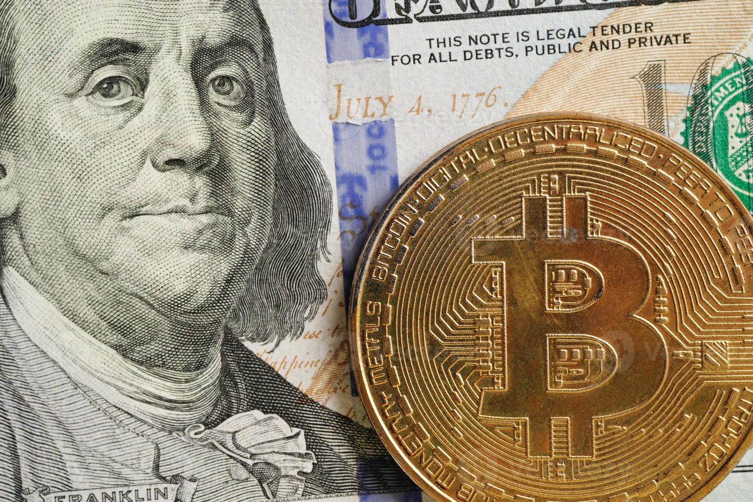 goldenes bitcoin auf us-dollar-banknoten geld für geschäft und gewerbe, digitale währung, virtuelle kryptowährung, blockchain-technologie. foto