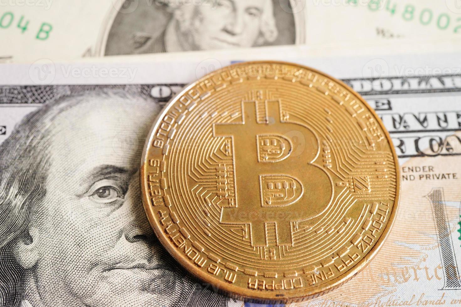 goldenes bitcoin auf us-dollar-banknoten geld für geschäft und gewerbe, digitale währung, virtuelle kryptowährung, blockchain-technologie. foto