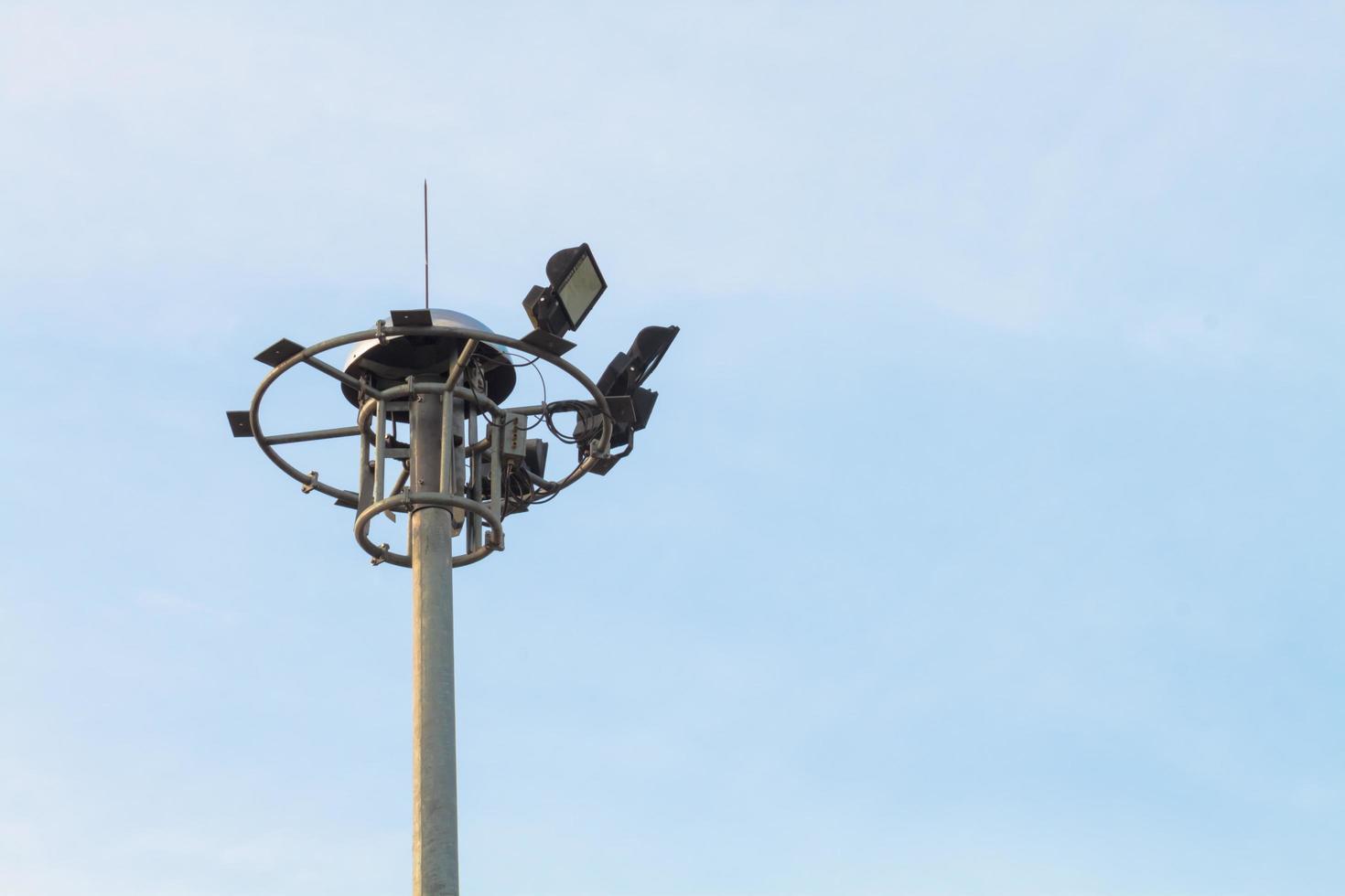 Flutscheinwerfer auf blauem Himmel foto