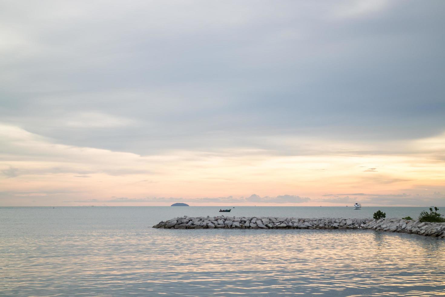 schöner Sonnenuntergang Blick auf das Meer foto