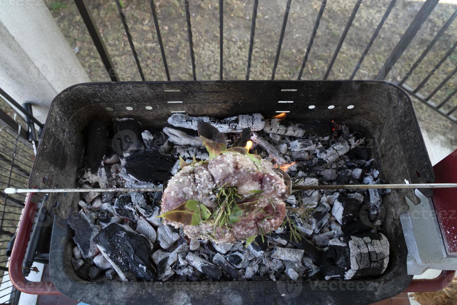 Schweinebraten Kochen auf Holzkohle auf dem Grill foto