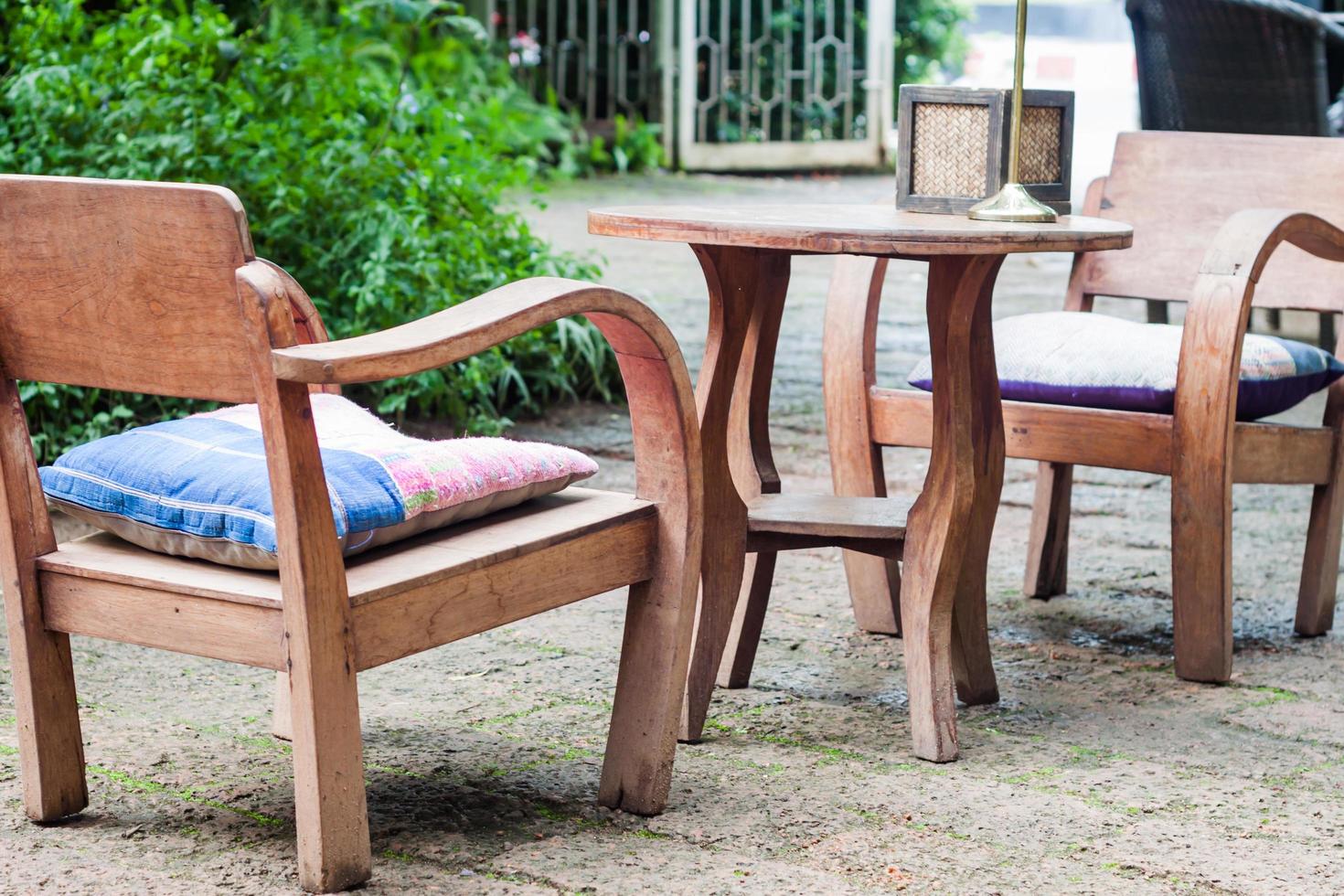 Holzmöbel in einem Garten foto