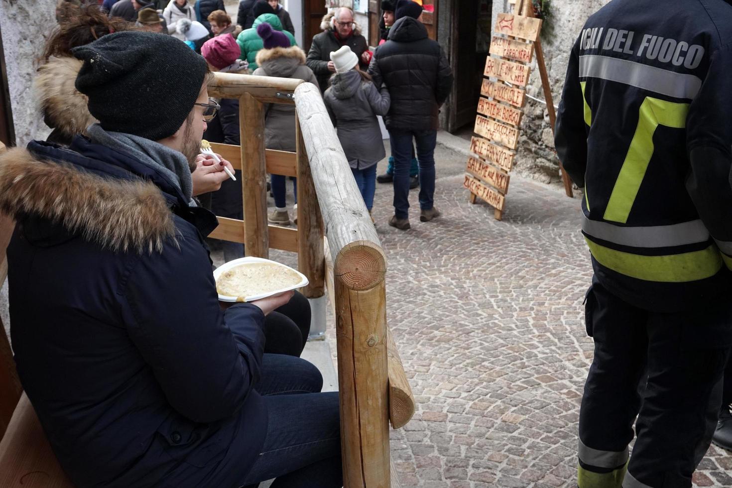 Rango, Italien - 8. Dezember 2017 - Menschen auf dem traditionellen Weihnachtsmarkt foto