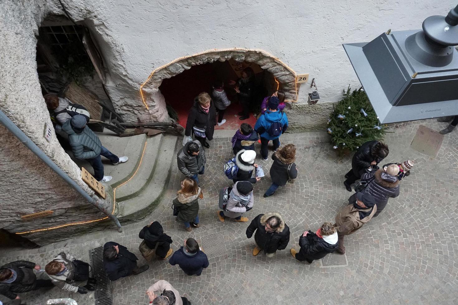 Rango, Italien - 8. Dezember 2017 - Menschen auf dem traditionellen Weihnachtsmarkt foto