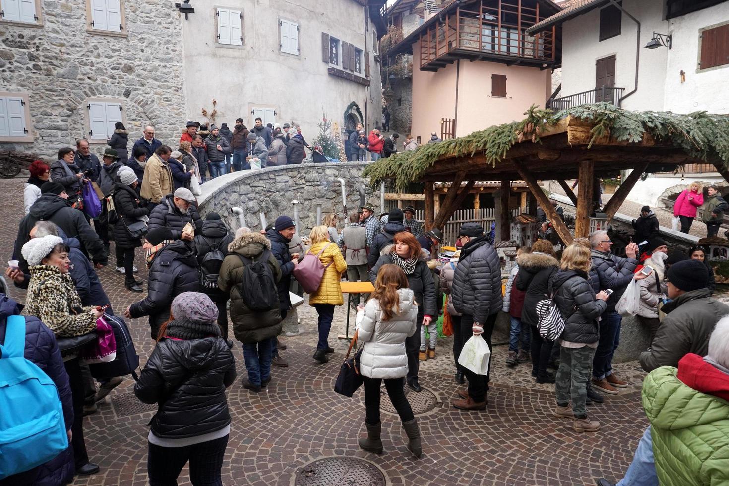 Rango, Italien - 8. Dezember 2017 - Menschen auf dem traditionellen Weihnachtsmarkt foto