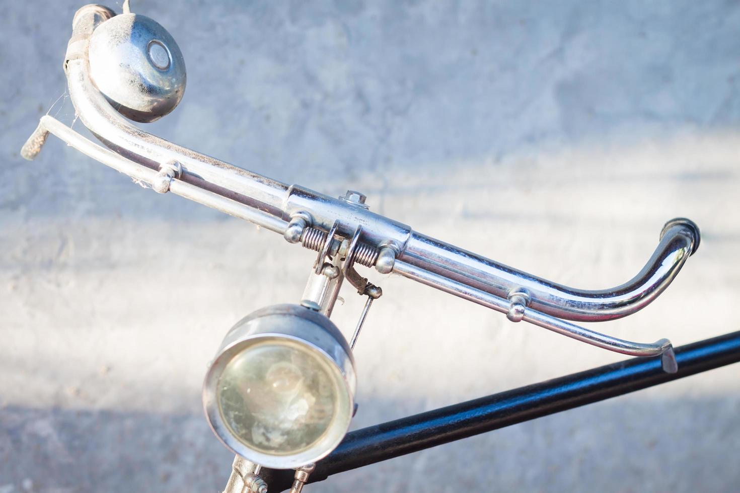 Vintage Fahrradlenker mit grauem Hintergrund foto