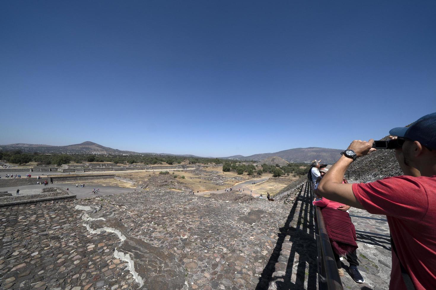 mexiko-stadt, mexiko - 30. januar 2019 - tourist bei teotihuacan pyramide mexiko foto