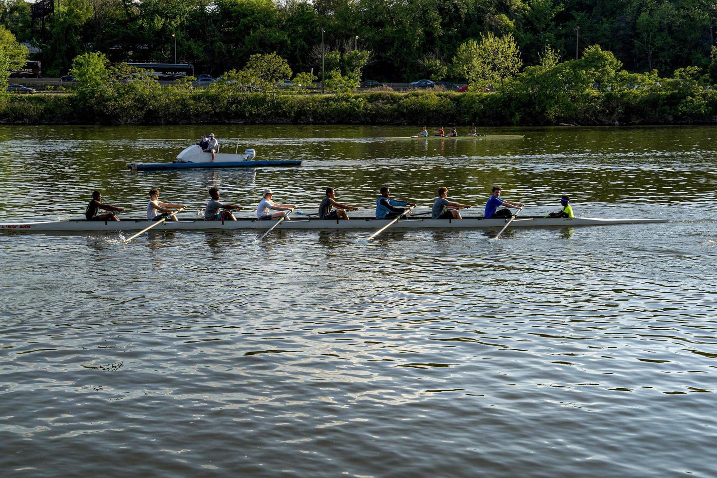 philadelphia, usa - 30. april 2019 - ruderteam auf dem schuylkill river foto