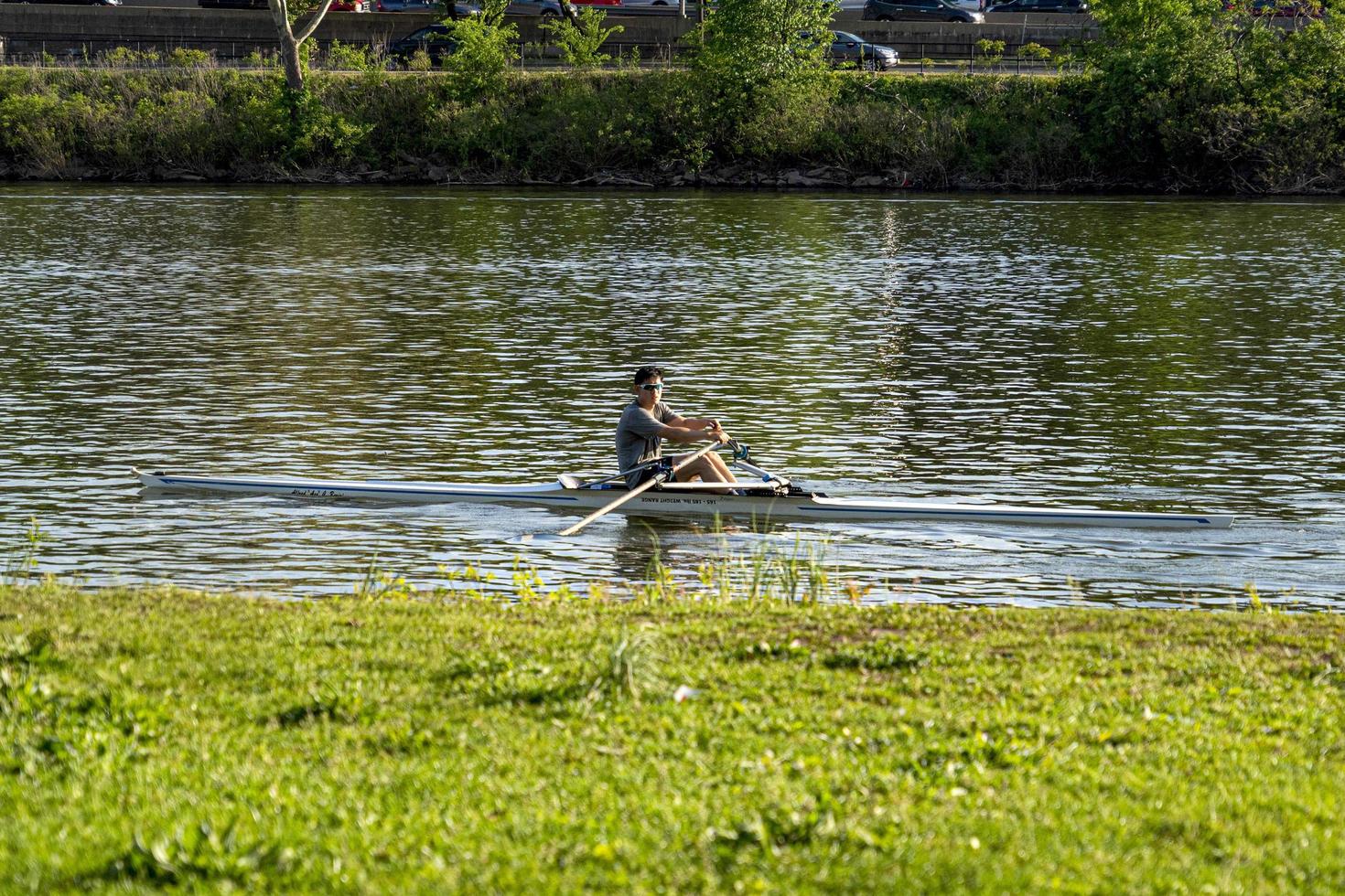 philadelphia, usa - 30. april 2019 - ruderteam auf dem schuylkill river foto