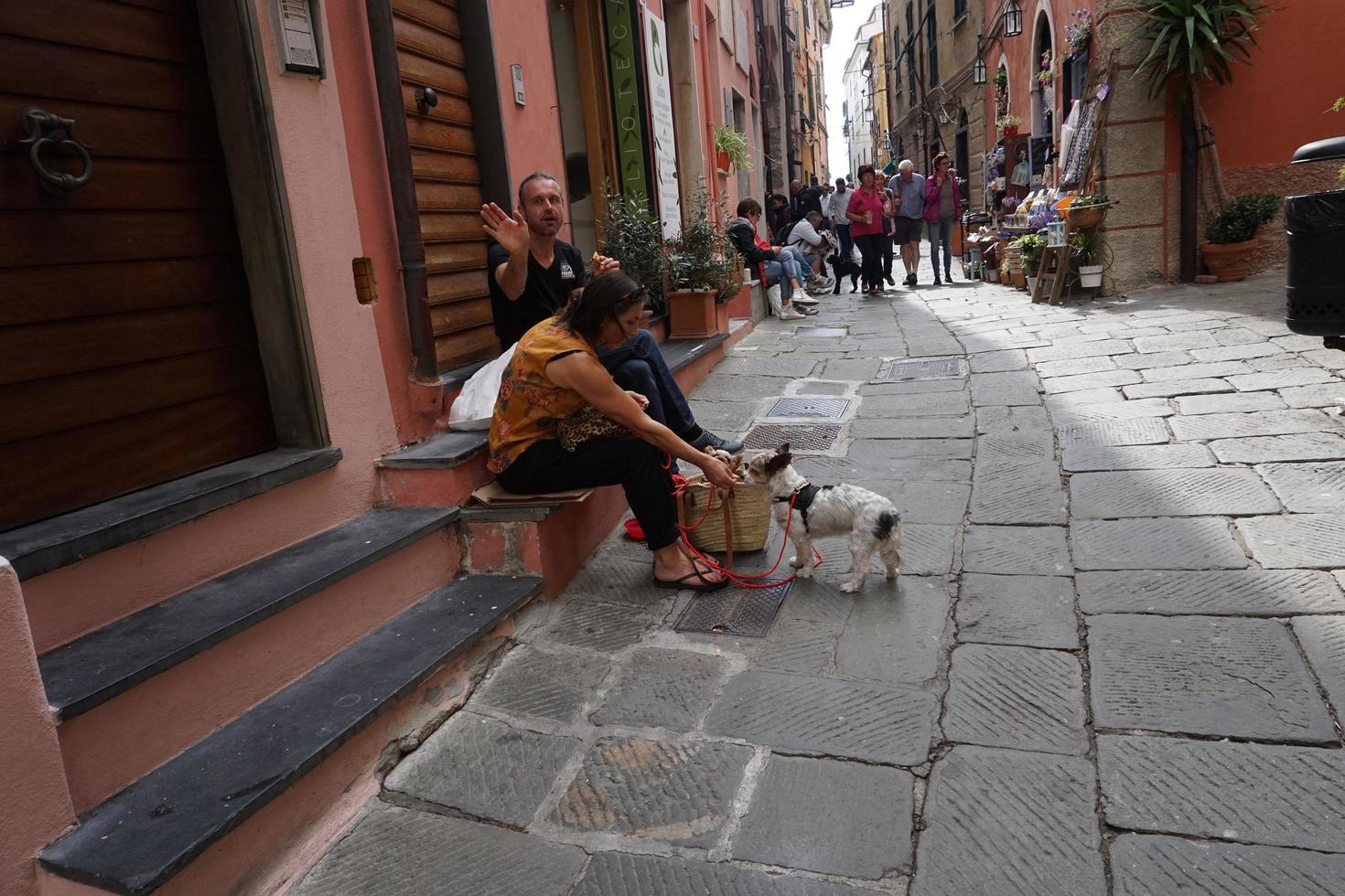 portovenere, italien - 24. september 2017 - viele touristen im malerischen italienischen dorf foto