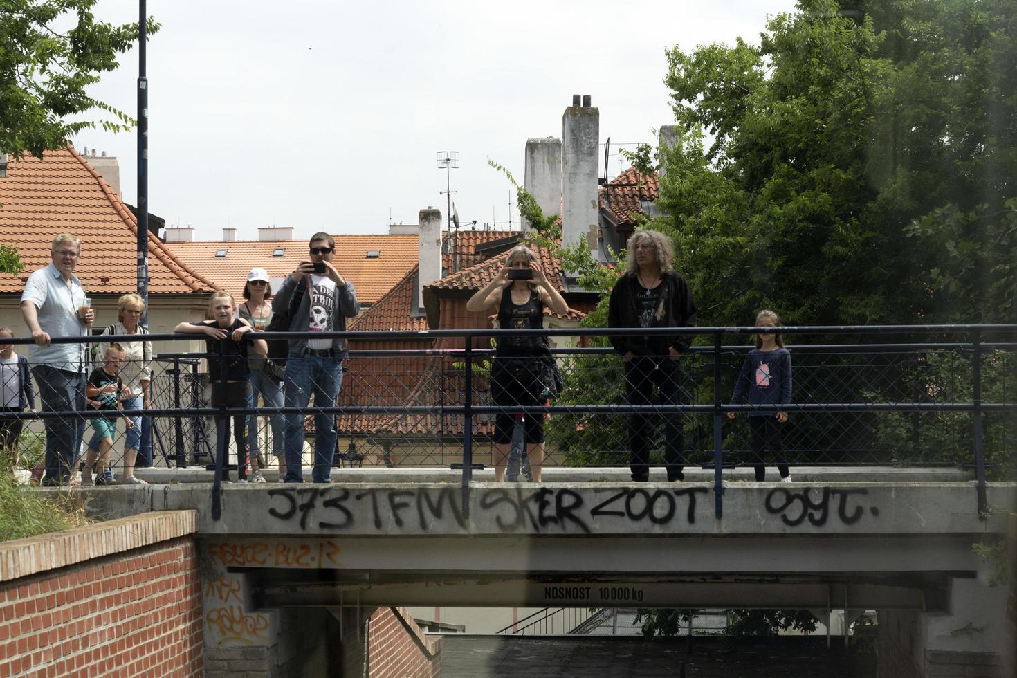 prag, tschechische republik - 15. juli 2019 - die seilbahn der stadt ist im sommer voller touristen foto