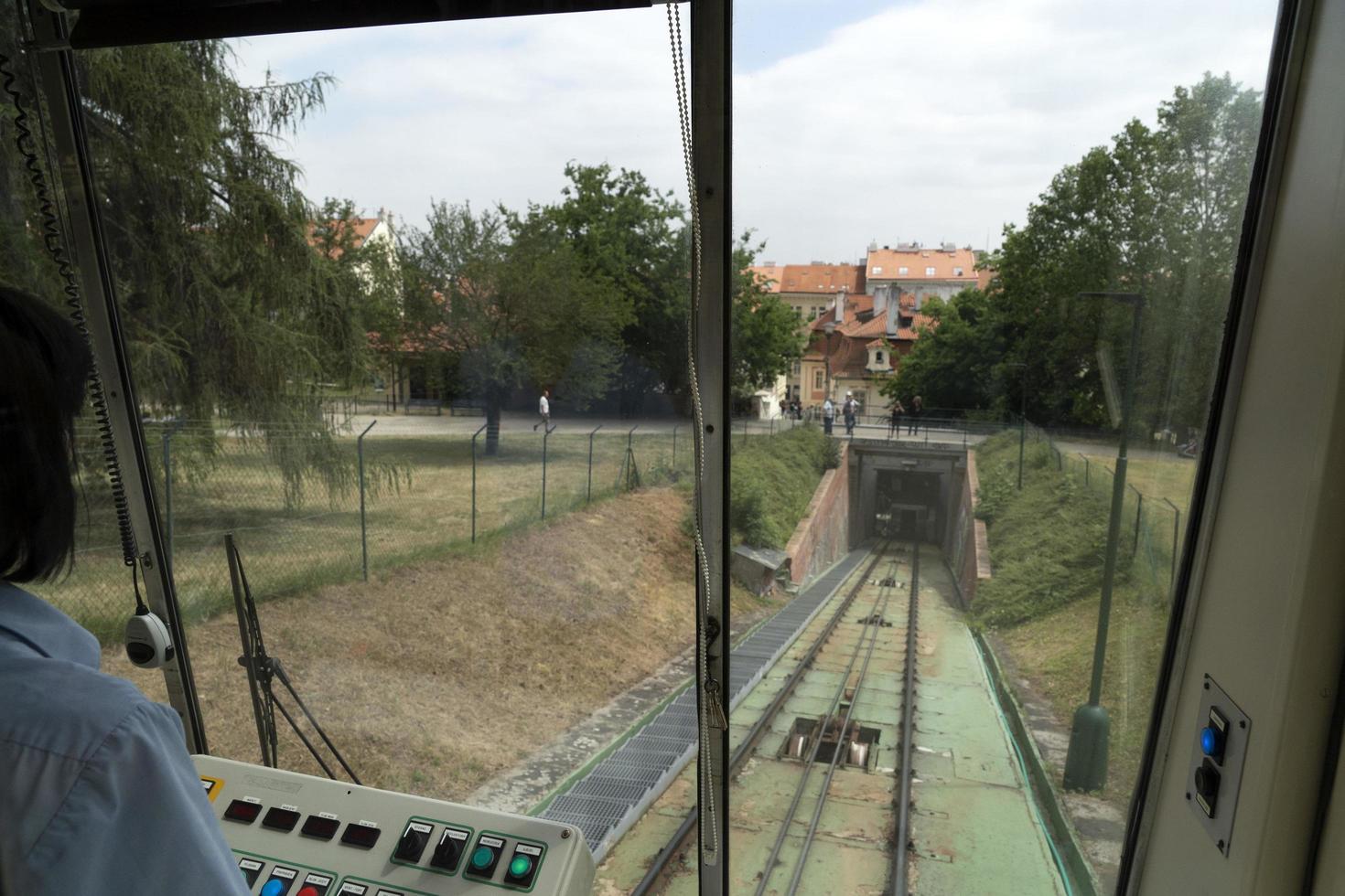 prag, tschechische republik - 15. juli 2019 - die seilbahn der stadt ist im sommer voller touristen foto