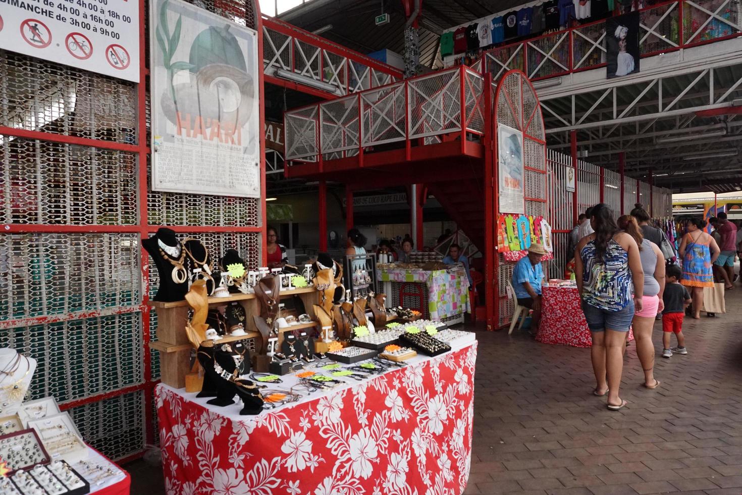 tahiti, französisch-polynesien - 4. august 2018 - papetee traditioneller markt foto