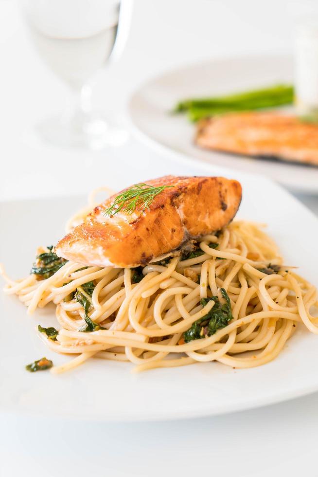 gebratene würzige Spaghetti mit Lachs foto