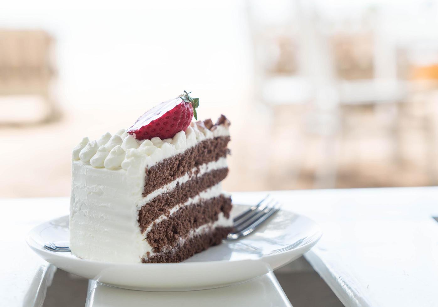 Vanille-Schokoladen-Kuchen mit Erdbeere foto