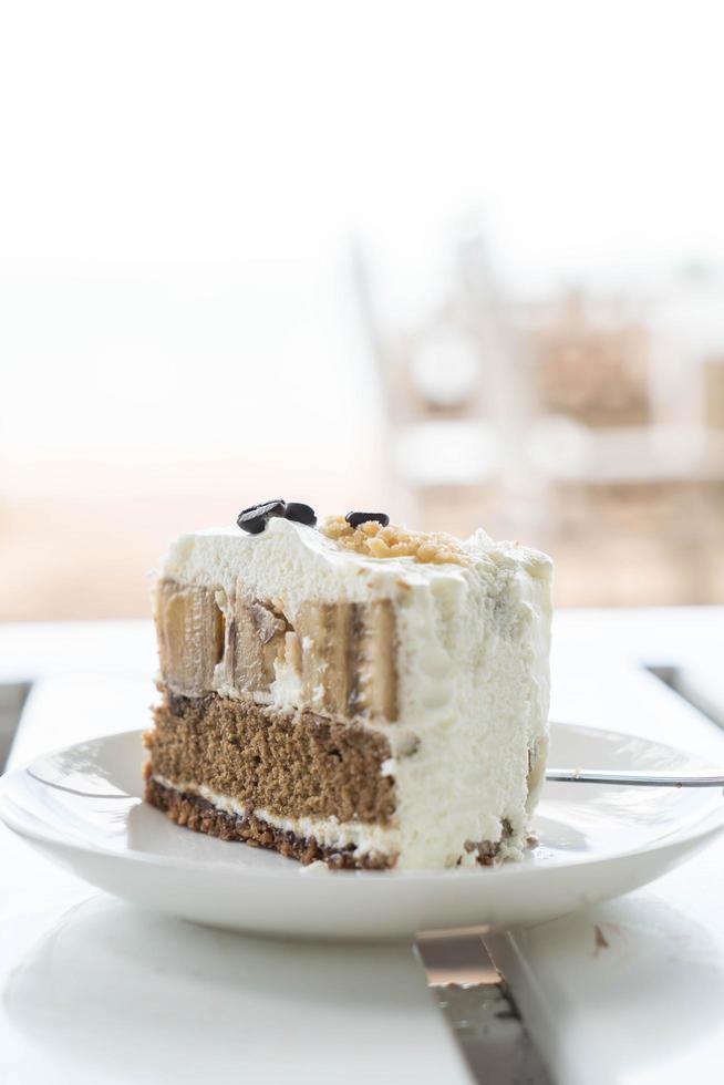 Banoffee-Kuchen auf minimalem weißem Hintergrund foto