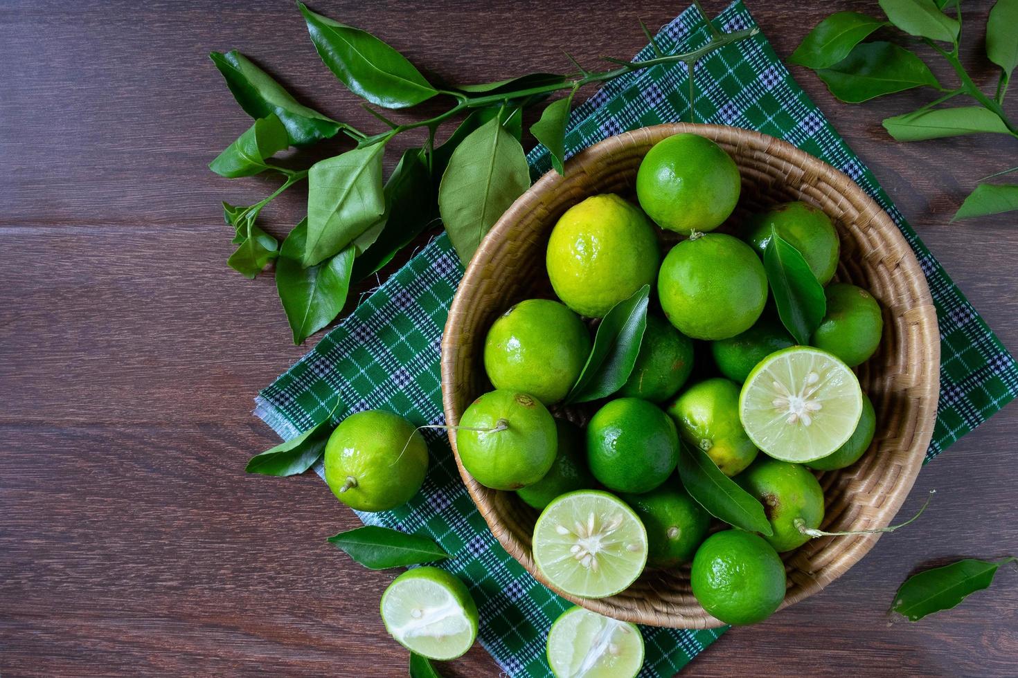 Korb mit Limetten foto