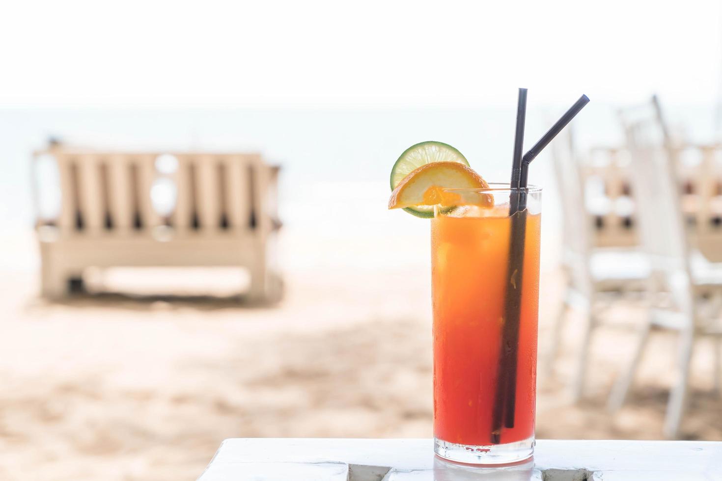 Fruchtcocktailglas mit Meerblick foto