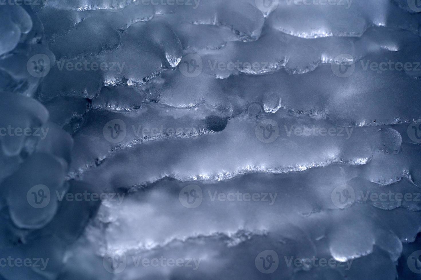 Eiszapfen gefrorenes Eis auf Ästen foto