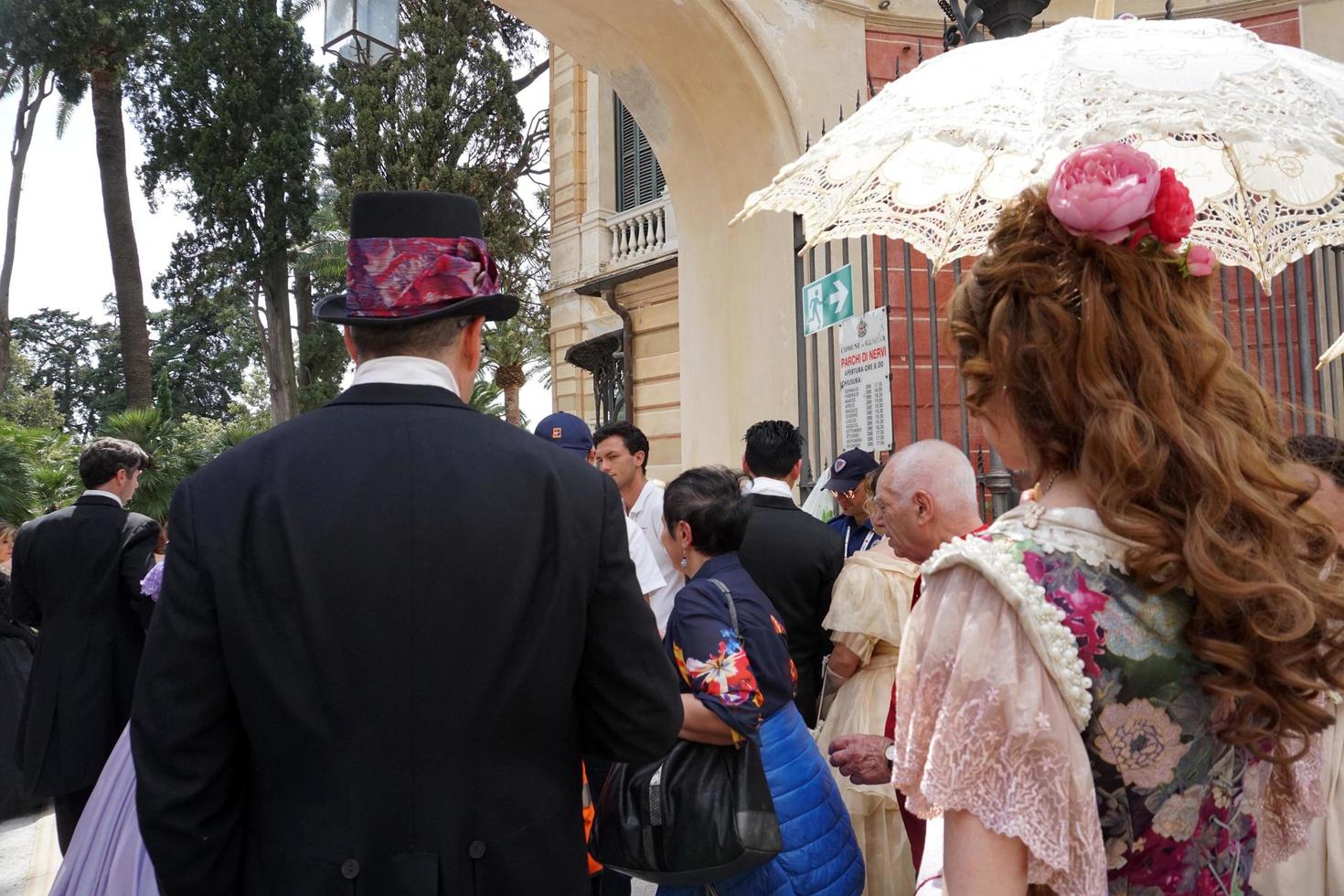 genua, italien - 5. mai 2018 - kleiderparade des 19. jahrhunderts für die euroflora-ausstellung im einzigartigen szenario der nervi foto