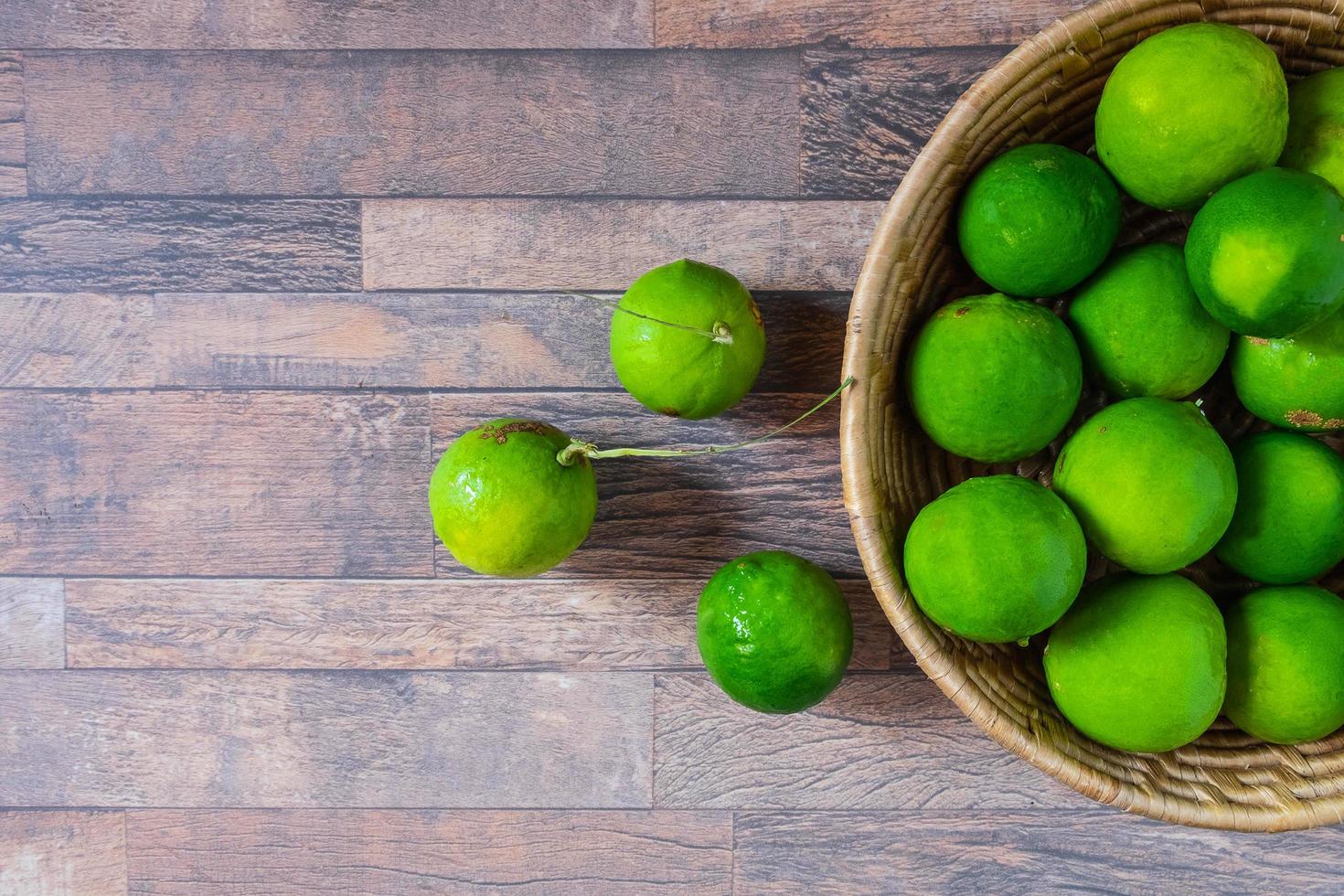 frische Limette im grünen Korb foto