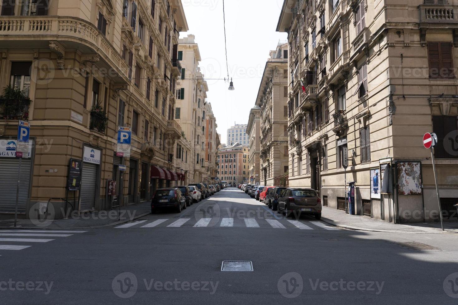 genua, italien - 5. april 2020 - die straßen der innenstadt sind aufgrund der covid-quarantäne des coronavirus wüste foto