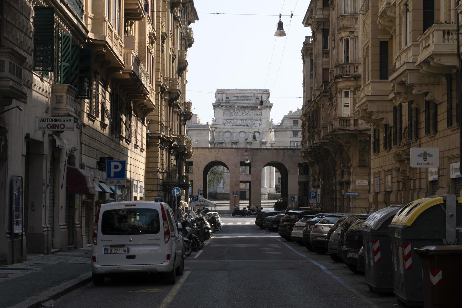 genua, italien - 5. april 2020 - die straßen der innenstadt sind aufgrund der covid-quarantäne des coronavirus wüste foto