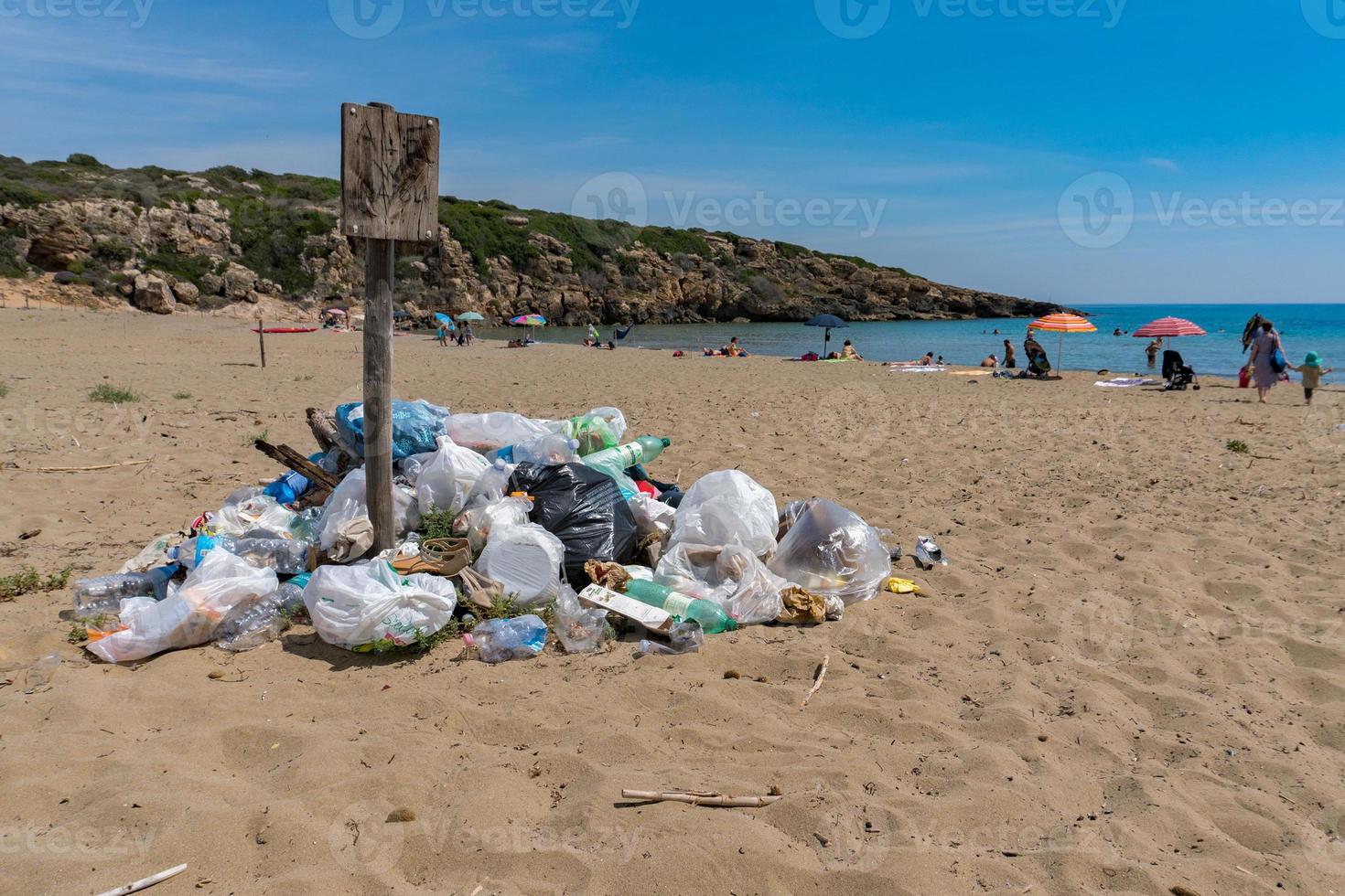 Müll am Strand von Calamosche in Sizilien Italien foto