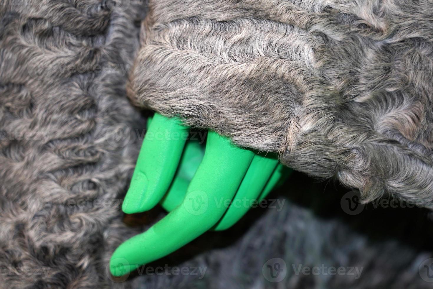 grüne hand auf tierfellkleidung detail foto