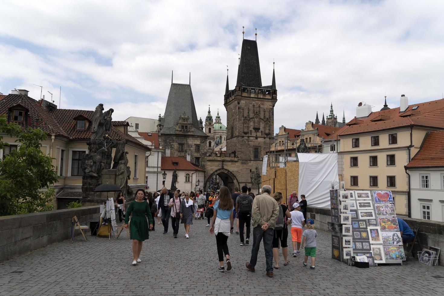 prag, tschechische republik - 15. juli 2019 - die karlsbrücke ist im sommer voller touristen foto