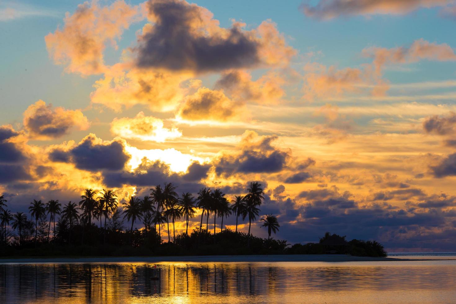 Silhouette einer Insel bei Sonnenuntergang foto