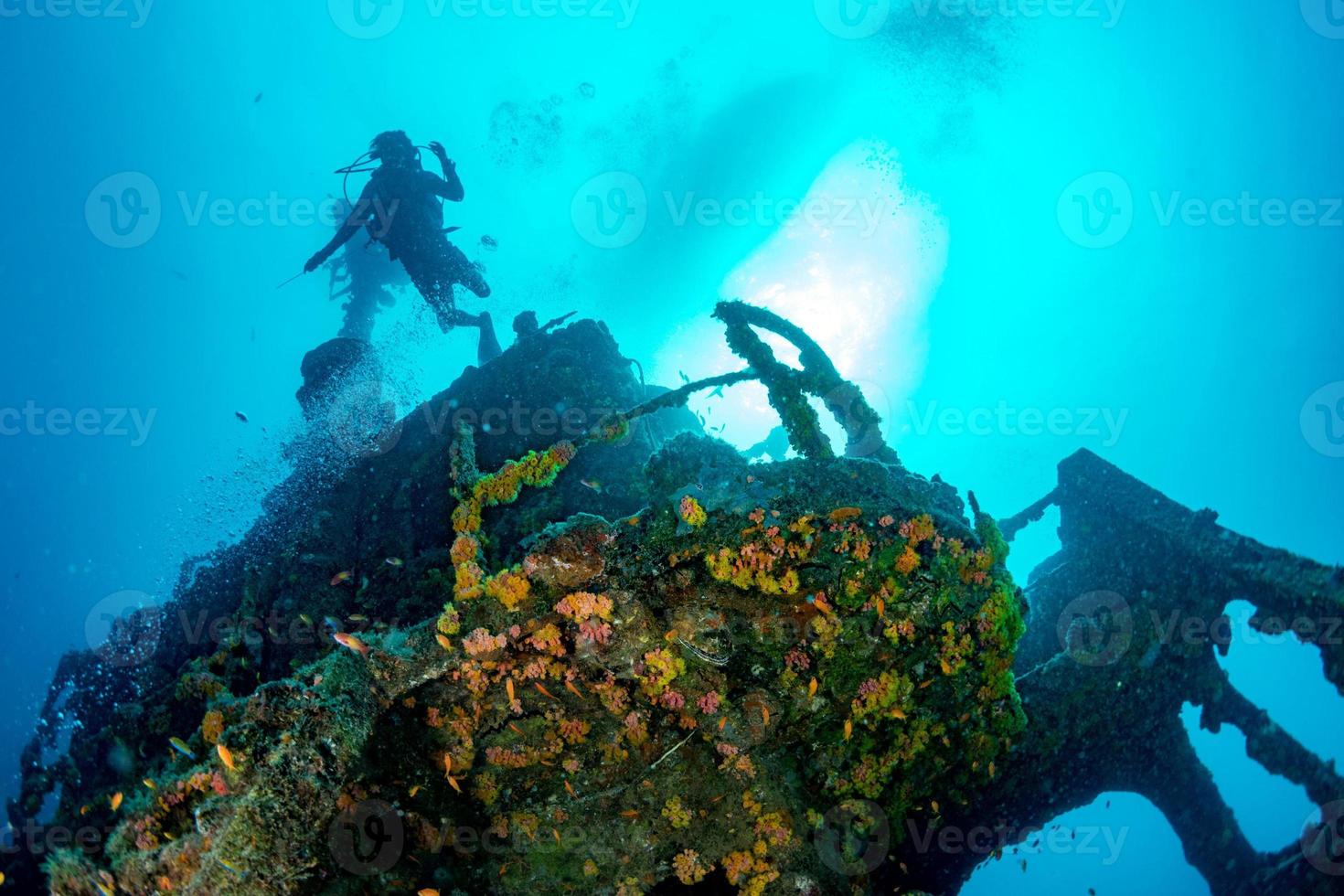 Scuba Diver Tauchen Schiffswrack im Indischen Ozean der Malediven foto