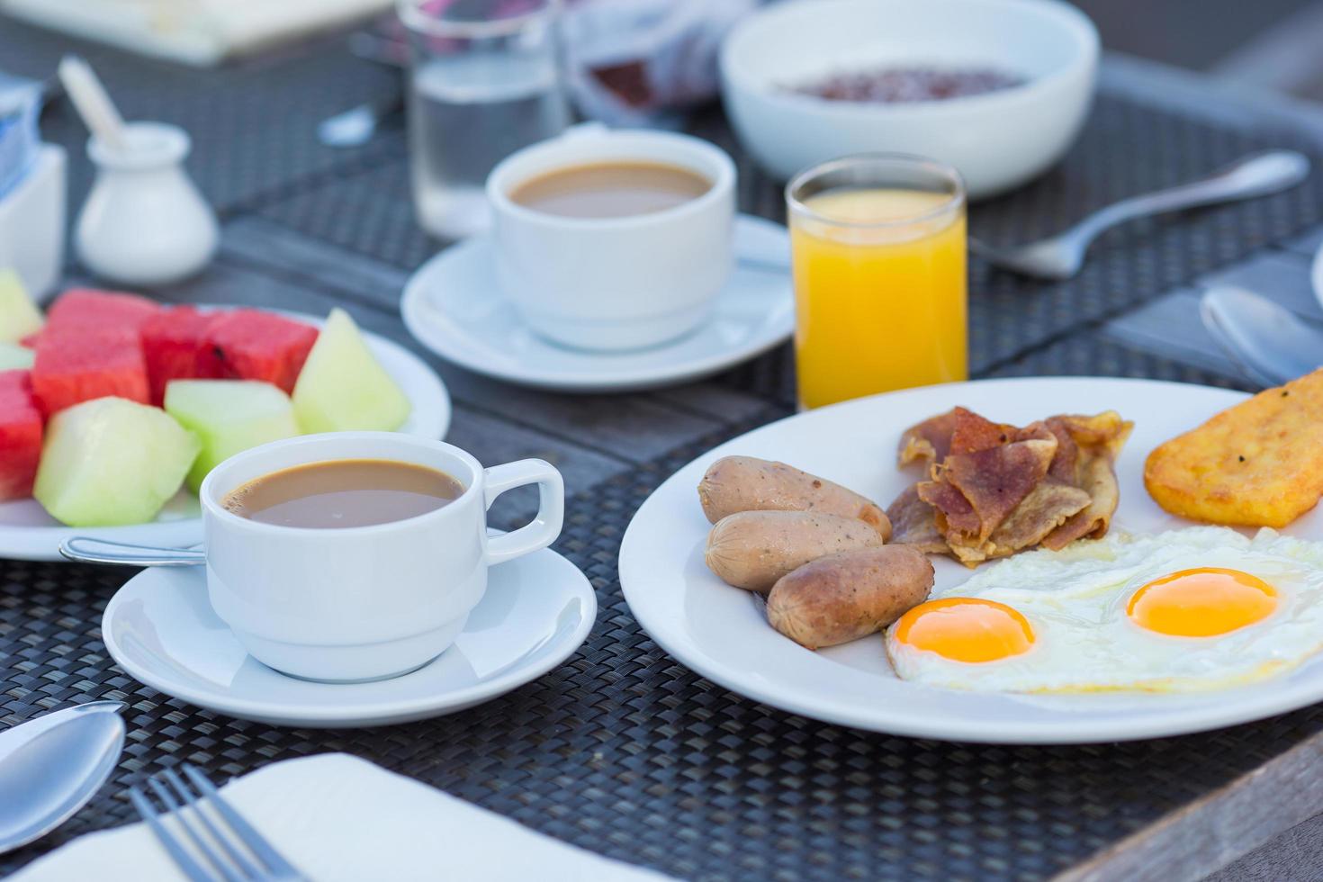 Frühstück auf einem Tisch foto