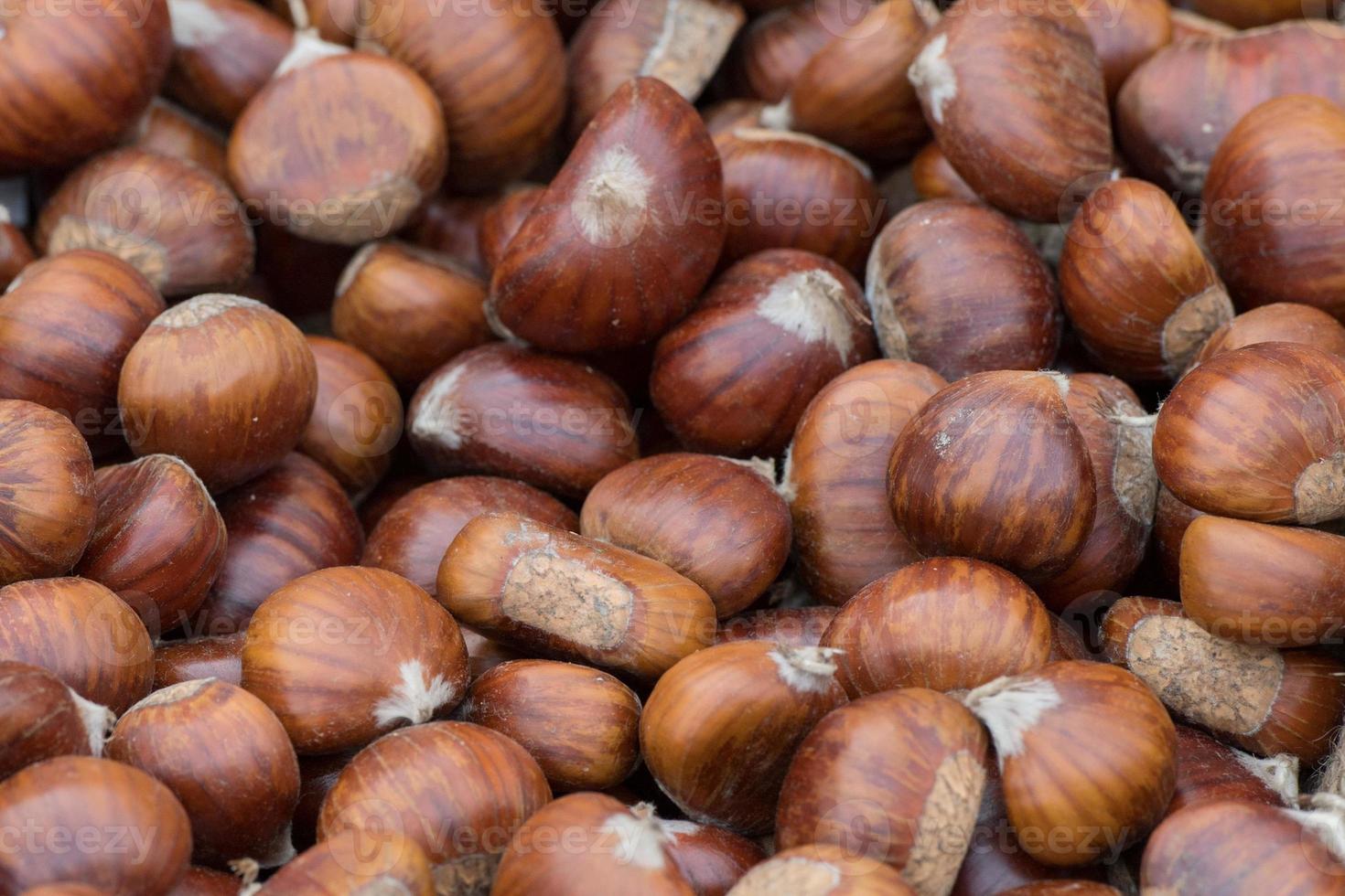 Kastanien auf dem Markt zu verkaufen foto